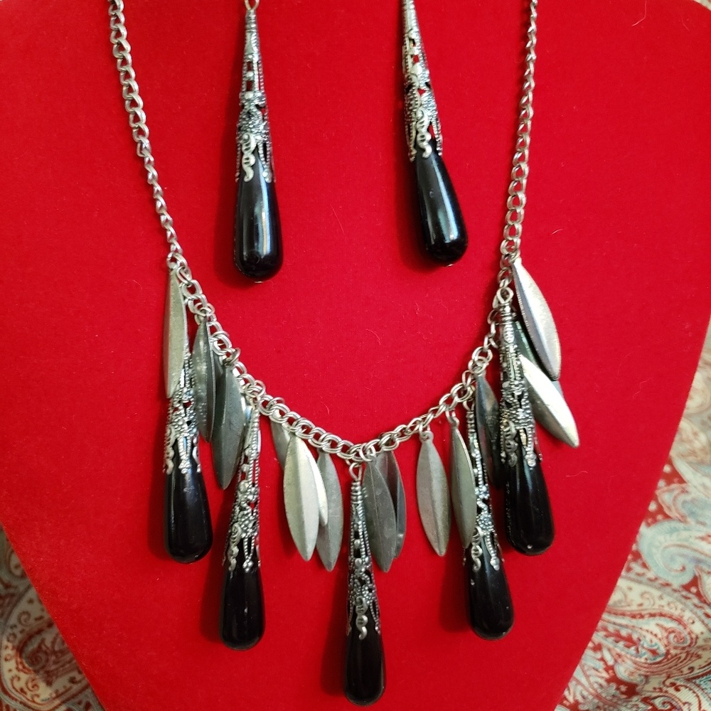 Gorgeous teardrop necklace set